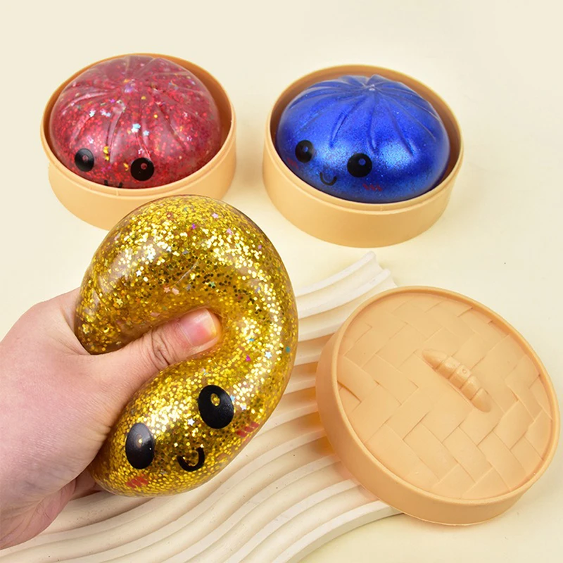 Gros plan sur des squishys bao et leurs mini paniers vapeur en bambou.