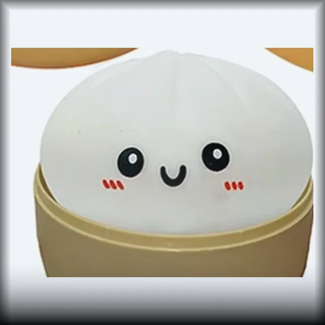 Squishy bao blanc mat aux joues rosées, dans son mini panier vapeur en bambou