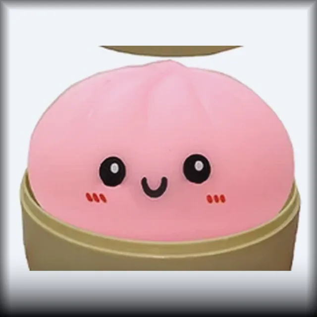 Squishy bao rose poudré dans son mini panier vapeur en bambou
