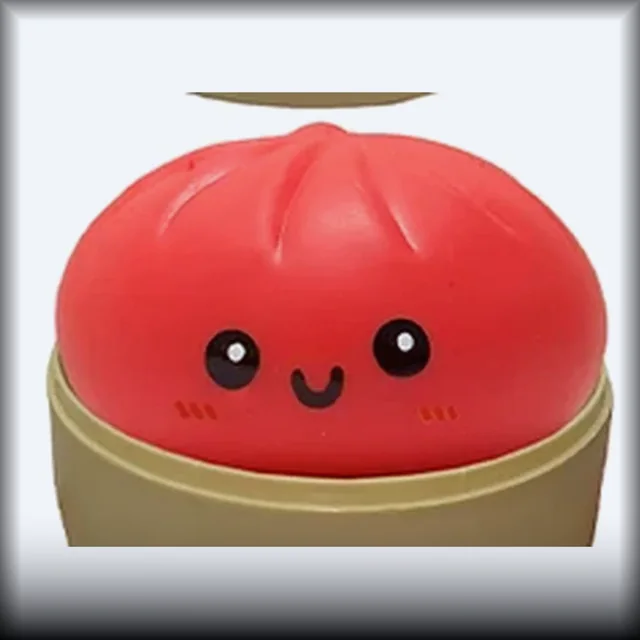 Squishy bao rouge franc dans son mini panier vapeur en bambou
