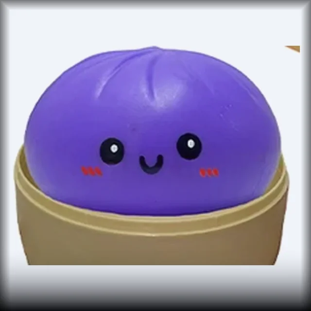 Squishy bao violet profond dans son mini panier vapeur en bambou