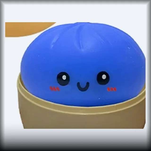 Squishy bao bleu électrique dans son mini panier vapeur en bambou