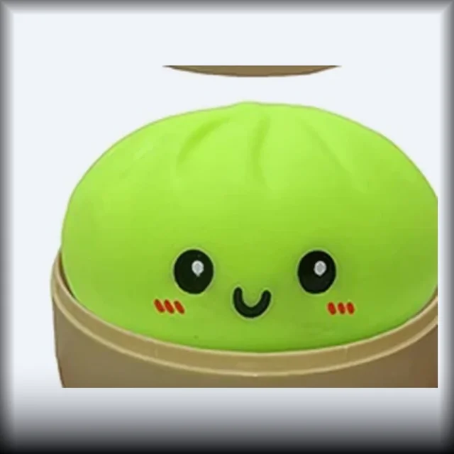 Squishy bao vert tendre dans son mini panier vapeur en bambou