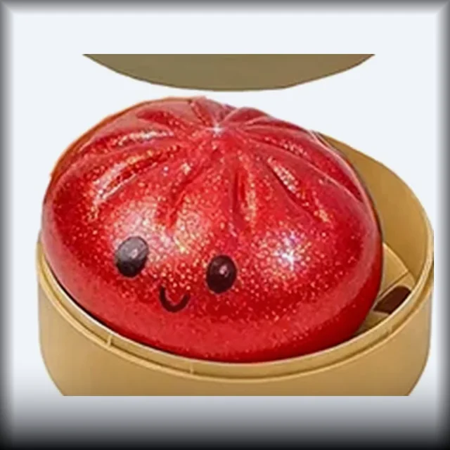Squishy bao rouge pailleté dans son mini panier vapeur en bambou